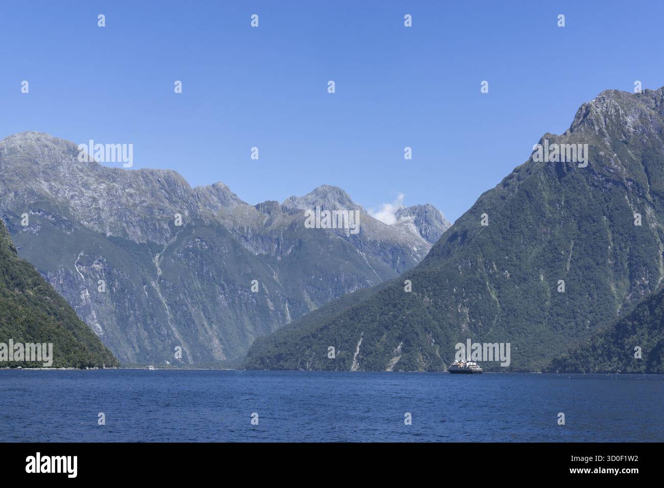 Suono di Milford preso dalla nave da crociera. Varie cascate lungo la valle. Scattata in nuova Zelanda durante l'estate Foto Stock