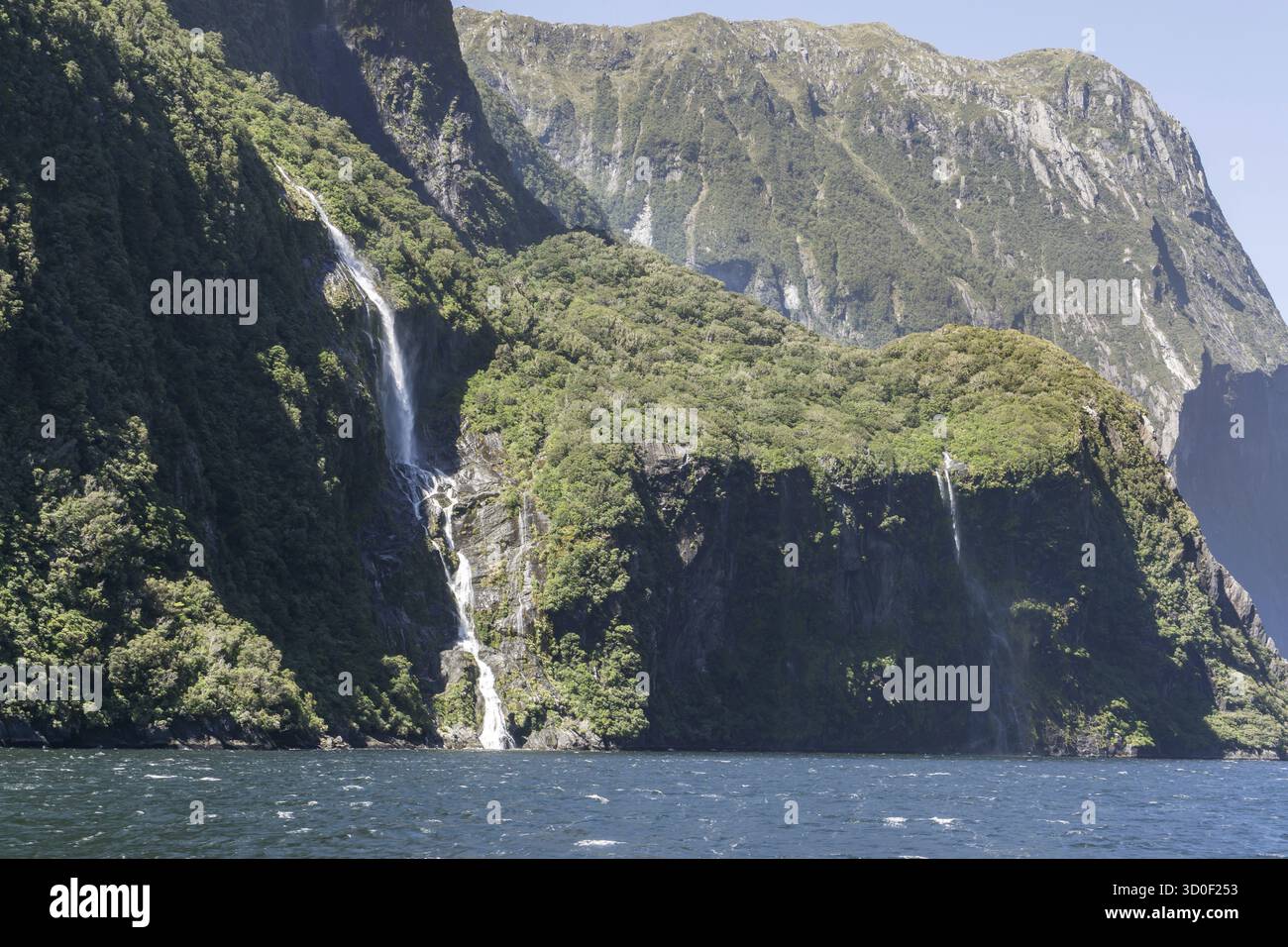 Suono di Milford preso dalla nave da crociera. Varie cascate lungo la valle. Scattata in nuova Zelanda durante l'estate Foto Stock