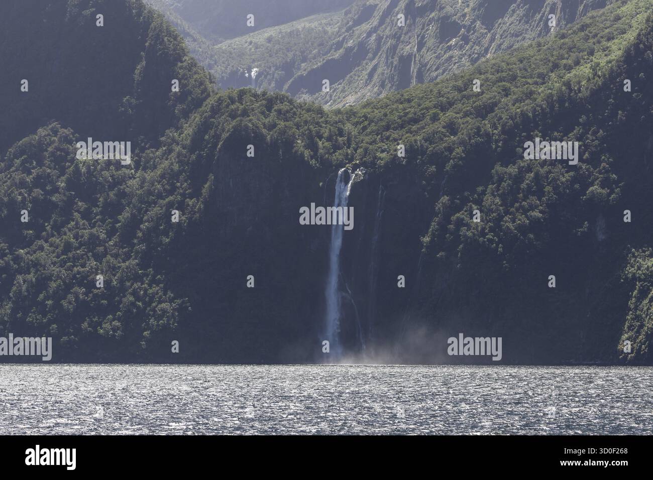 Suono di Milford preso dalla nave da crociera. Varie cascate lungo la valle. Scattata in nuova Zelanda durante l'estate Foto Stock