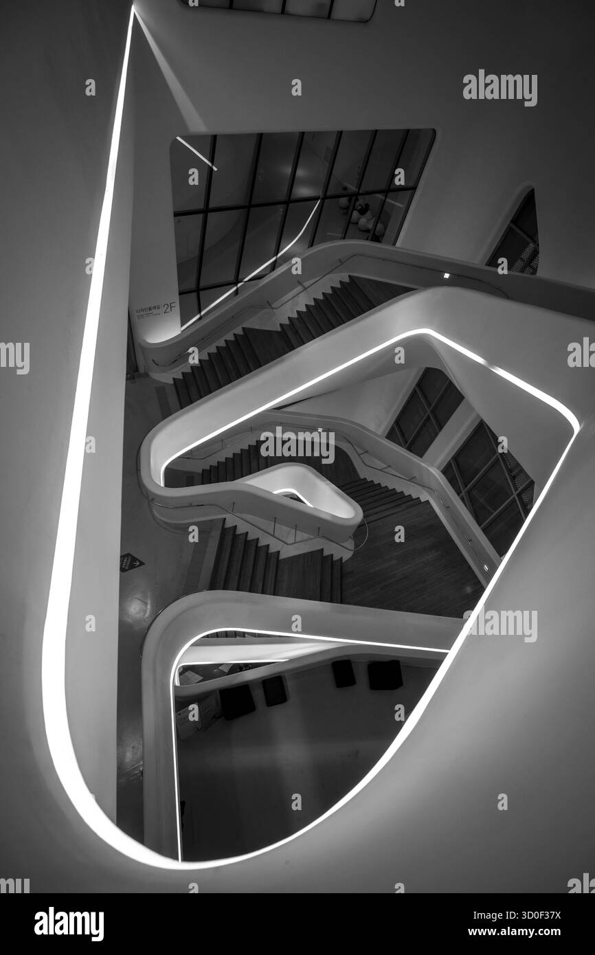 Deongdaemun design plaza scala a chiocciola presa a seoul, corea del Sud. Convertito in bianco e nero Foto Stock
