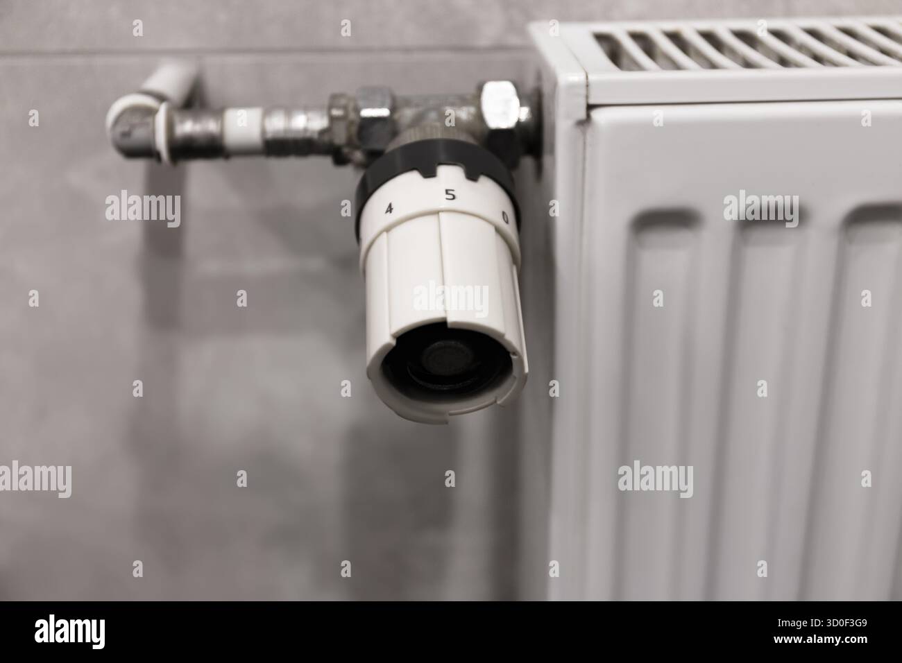 Manopola di controllo della temperatura sulla batteria della stanza. Radiatore in metallo con controllo individuale. sistema di riscaldamento, crisi energetica, risparmio energetico, risparmio di calore, riscaldamento s Foto Stock