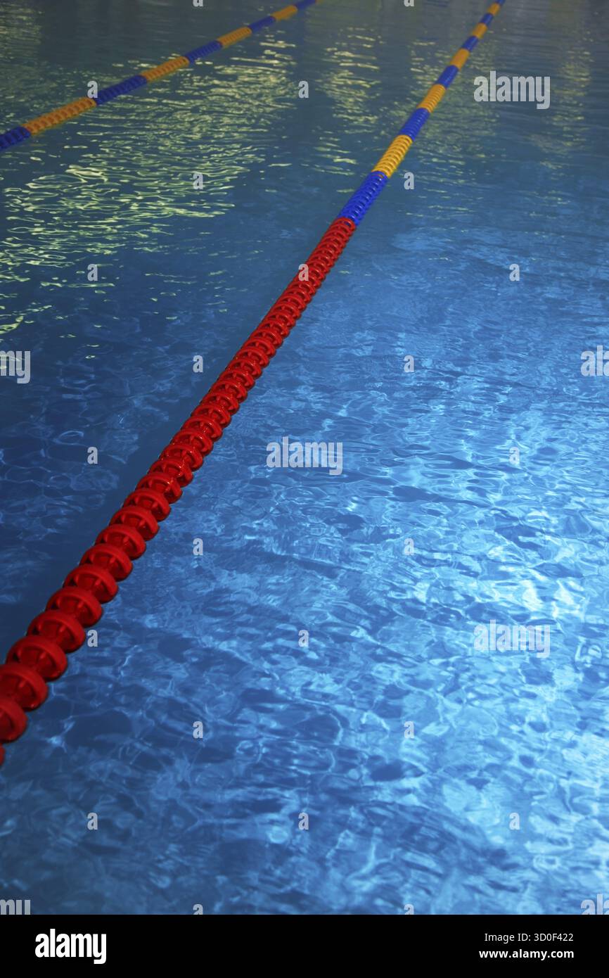 Piscina con i marcatori di corsia. Foto verticale Foto Stock
