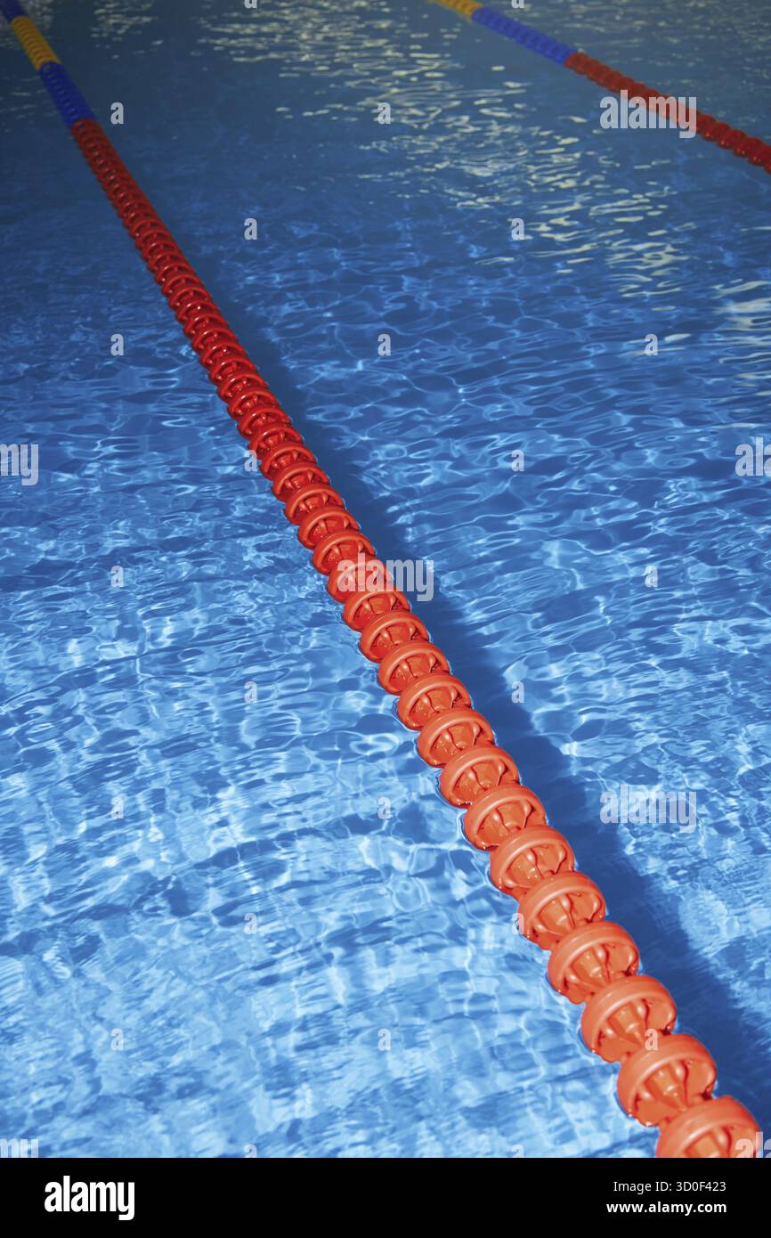 Piscina con i marcatori di corsia. Foto verticale Foto Stock