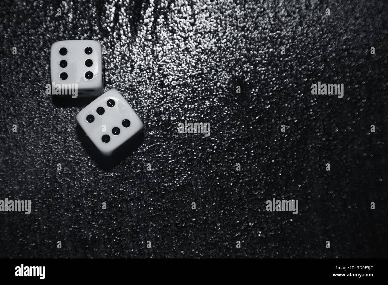 Il gioco d'azzardo plinti su una superficie bagnata Foto Stock