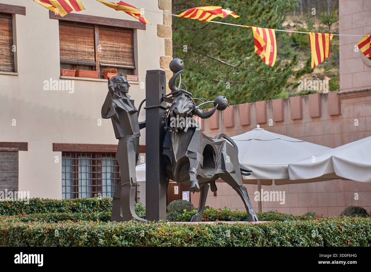 Il suggestivo Monumento al Toro con le fiamme, opera dello scultore Jose Gonzalvo, spicca in una siepe bassa, con le sue forme geometriche e angolari Foto Stock