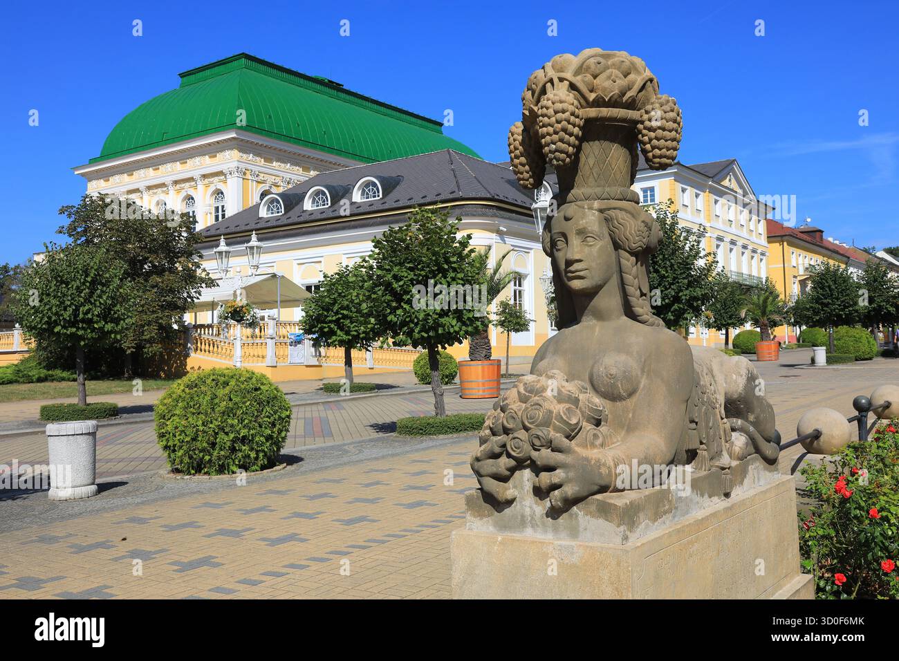 Sfinge come parte dell'architettura neoclassica che fiancheggia l'ingresso al nuovo Colonnato, vicolo termale con numerosi edifici dalla svolta del cen Foto Stock