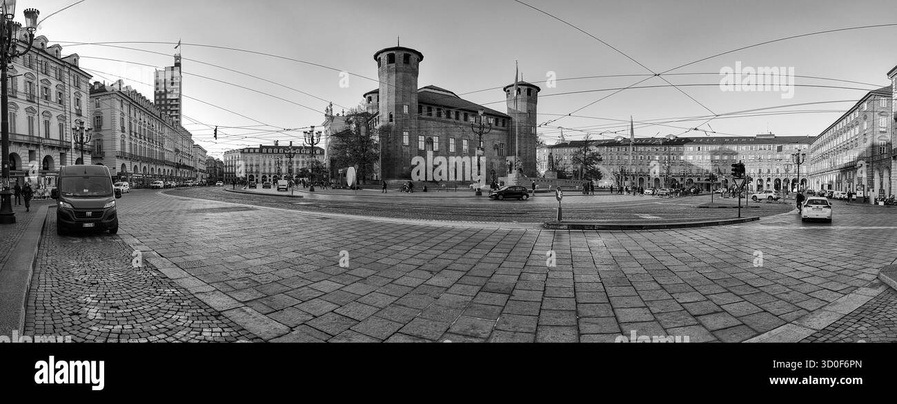 TORINO, ITALIA - 11 NOVEMBRE 2024: Castello o Palazzo Madama che si innalzano sopra Piazza Castello a Torino, Italia, espone la sua architettura medievale e l'ita Foto Stock