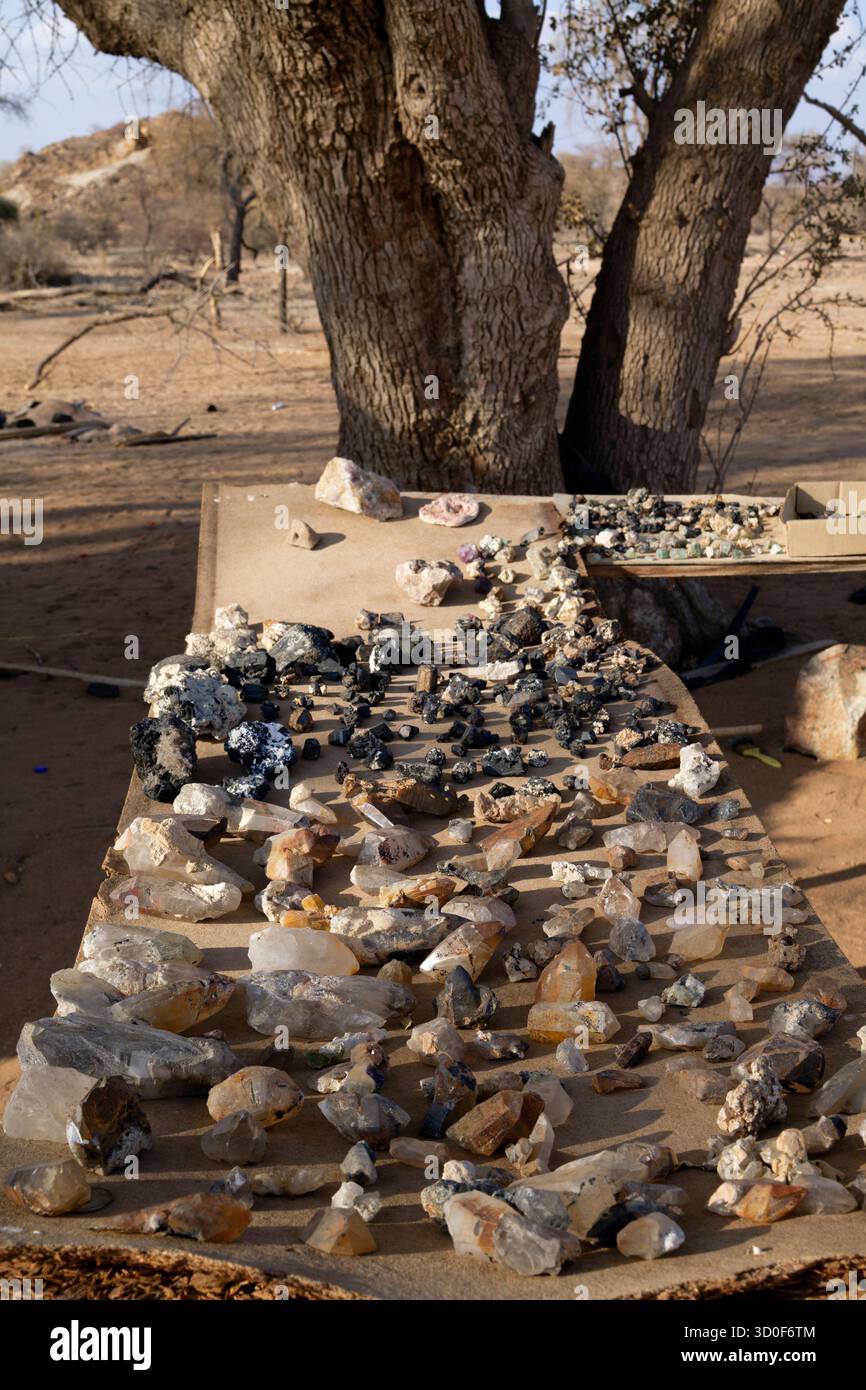 Le vendite di minerali si trovano sul bordo orientale dei Monti Erongo, sulla D1935 a nord di Usakos, Damaraland, regione di Erongo, Namibia Foto Stock