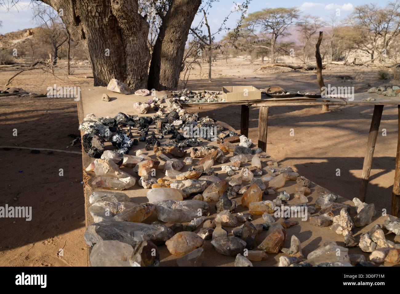 Le vendite di minerali si trovano sul bordo orientale dei Monti Erongo, sulla D1935 a nord di Usakos, Damaraland, regione di Erongo, Namibia Foto Stock