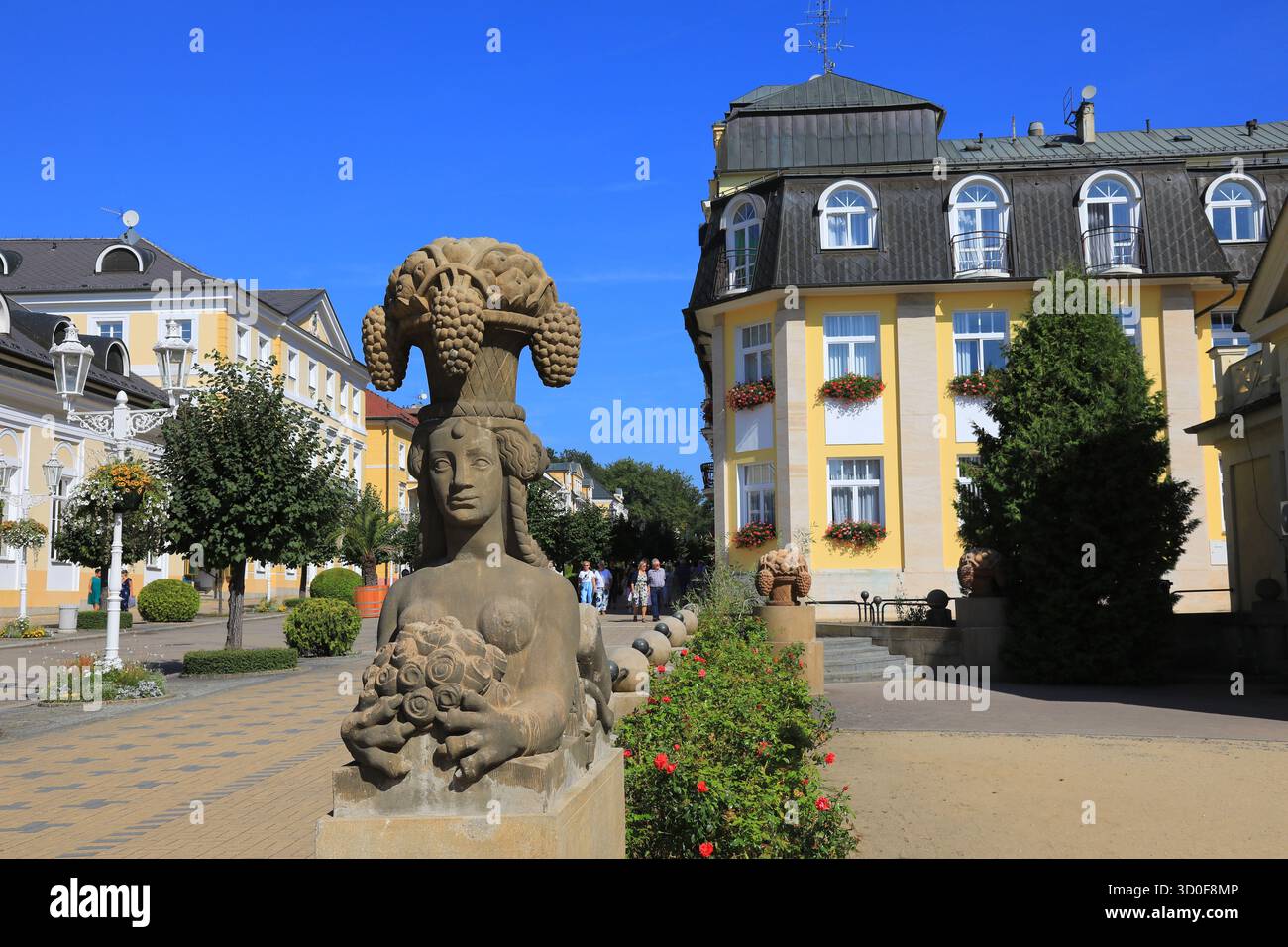 Sfinge come parte dell'architettura neoclassica che fiancheggia l'ingresso al nuovo Colonnato, vicolo termale con numerosi edifici dalla svolta del cen Foto Stock