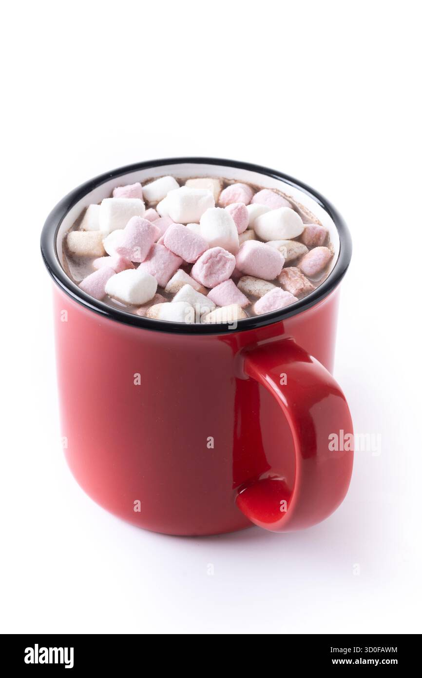 Bevanda a base di cioccolata calda con marshmallow in tazza rossa isolata su sfondo bianco Foto Stock