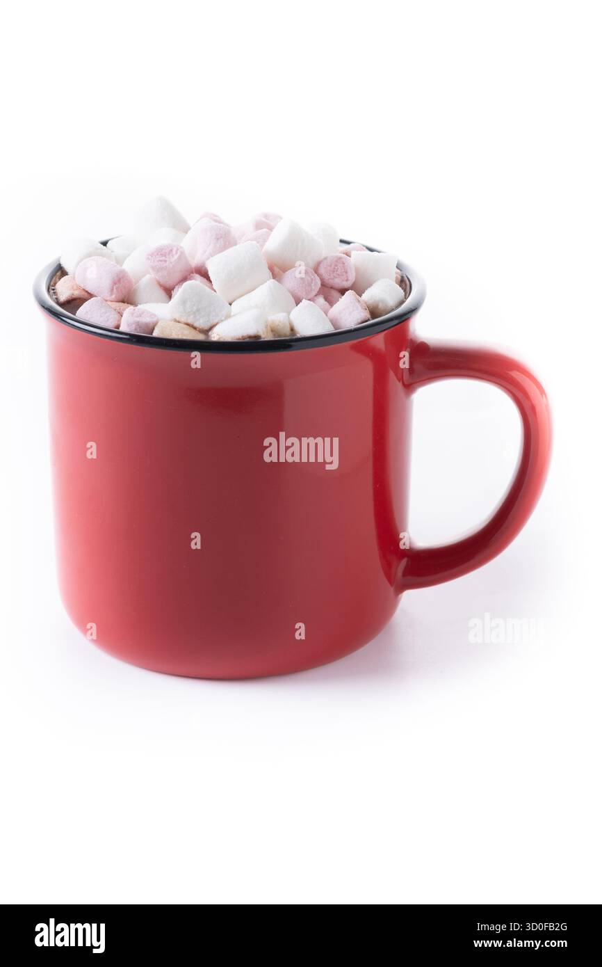 Bevanda a base di cioccolata calda con marshmallow in tazza rossa isolata su sfondo bianco Foto Stock
