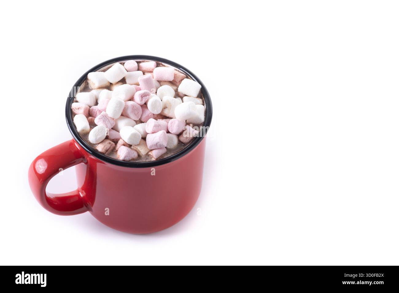 Bevanda a base di cioccolata calda con marshmallow in tazza rossa isolata su sfondo bianco Foto Stock