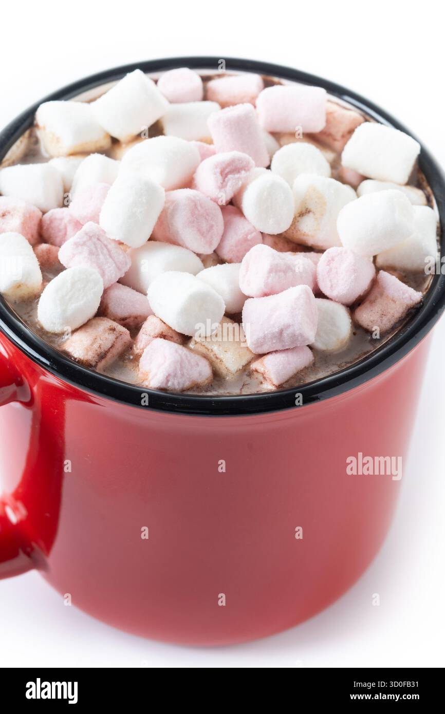 Bevanda a base di cioccolata calda con marshmallow in tazza rossa isolata su sfondo bianco Foto Stock