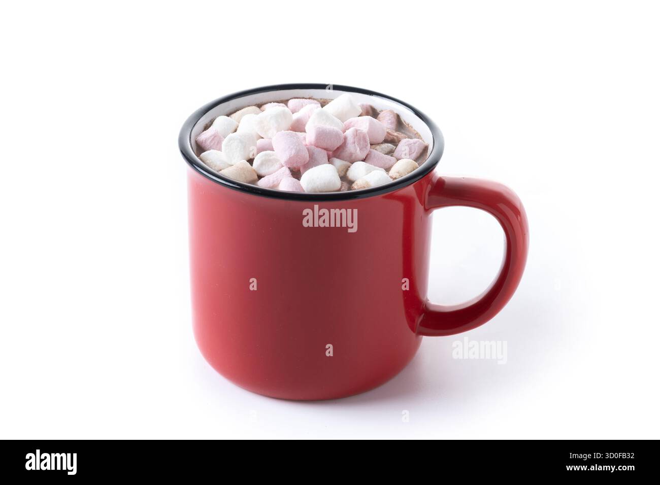 Bevanda a base di cioccolata calda con marshmallow in tazza rossa isolata su sfondo bianco Foto Stock