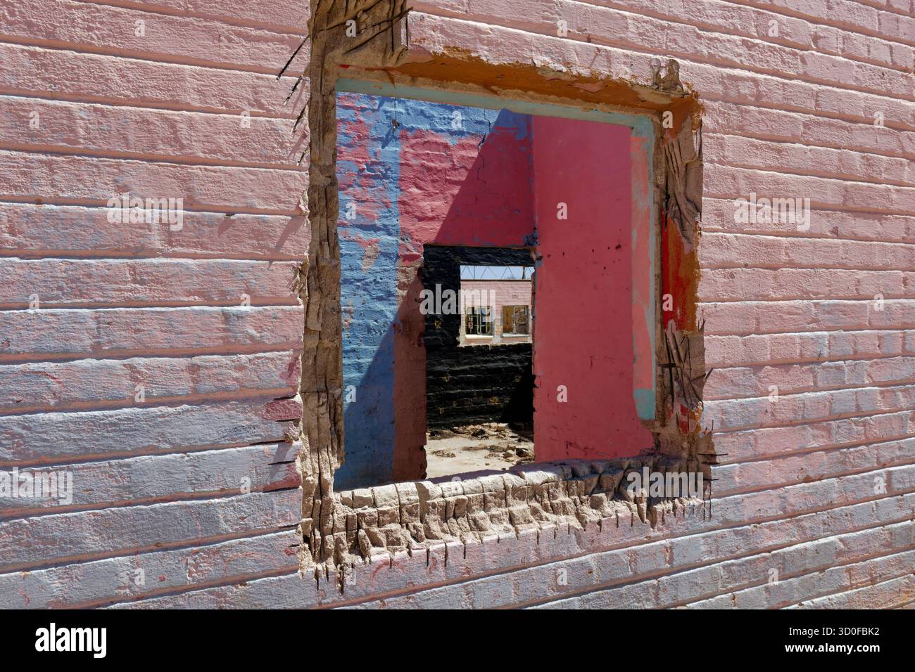 Omaruru: Rovine degli ex "quartieri singoli" (alloggio per lavoratori maschi) nel distretto di Ozondje, ex quartiere nero, regione di Erongo, Namibia Foto Stock