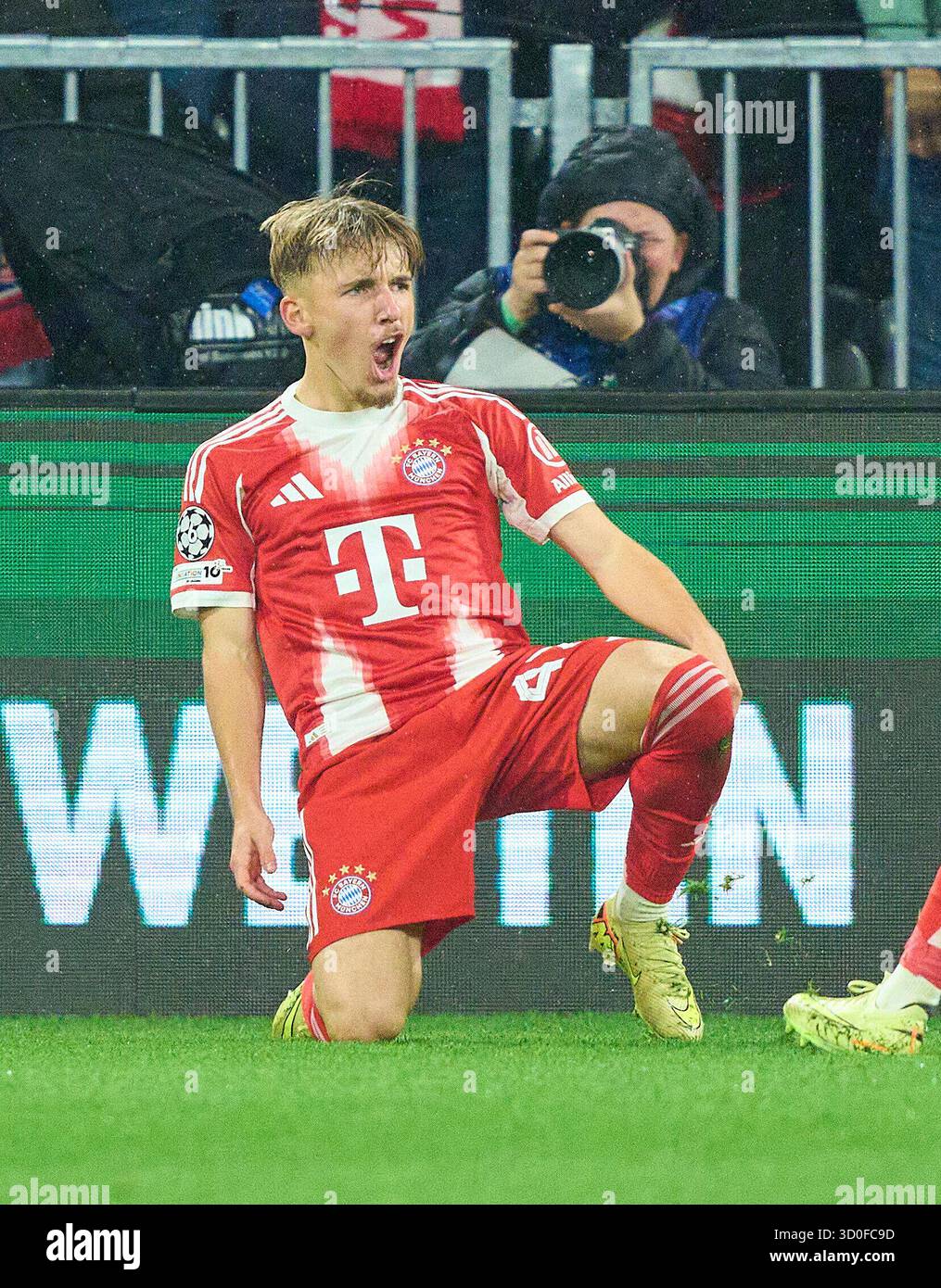 Monaco, Germania. 22 ottobre 2025. Lennart Karl del Bayern Muenchen segna, tira gol, Tor, Treffer, Torschuss 1-0 celebra il suo gol, felice, ridere, celebrazione nella fase di League Matchday 3 partita FC BAYERN MUENCHEN - CLUB BRueGGE 4-0 della UEFA Champions League 2025/26 all'Allianz Arena Monaco di Baviera, 22 ottobre 2025, FCB, Muenchen, Brugge fotografo: ddp Images/STAR-Images credito: ddp media GmbH/Alamy Live News Foto Stock