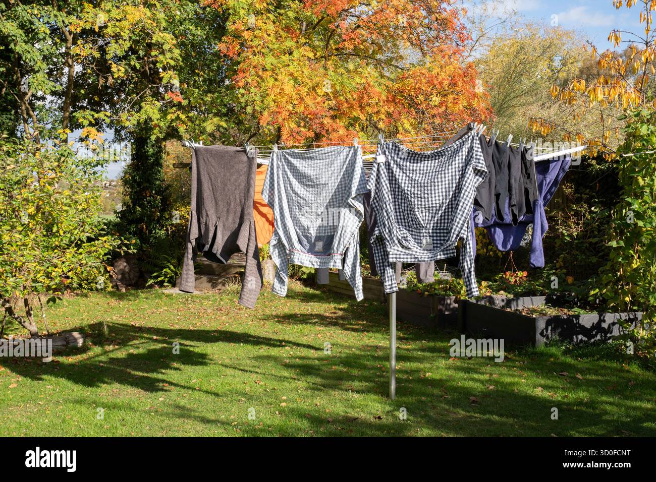 Linea di lavaggio rotante che include lavaggio, ganci e cestello per lavaggio in una giornata di sole Foto Stock