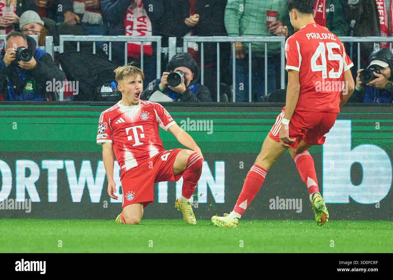 Monaco, Germania. 22 ottobre 2025. Lennart Karl del Bayern Muenchen segna, tira gol, Tor, Treffer, Torschuss 1-0 celebra il suo gol, felice, ridere, festeggia con Aleksandar Pavlovic del Bayern MUENCHEN nella fase di League Matchday 3 partita FC BAYERN MUENCHEN - CLUB BRueGGE 4-0 della UEFA Champions League 2025/26 all'Allianz Arena Monaco, 22 ottobre 2025, FCB, Muenchen, Brugge fotografo: ddp Images/STAR-Images credito: ddp media GmbH/Alamy Live News Foto Stock