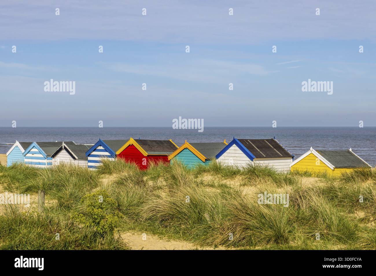 Capanne sulla spiaggia con dune di sabbia a Southwold sulla costa del Suffolk Foto Stock