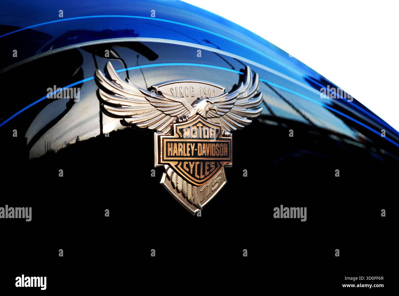 Emblema ad ali Harley-Davidson su un serbatoio nero lucido con strisce blu Foto Stock