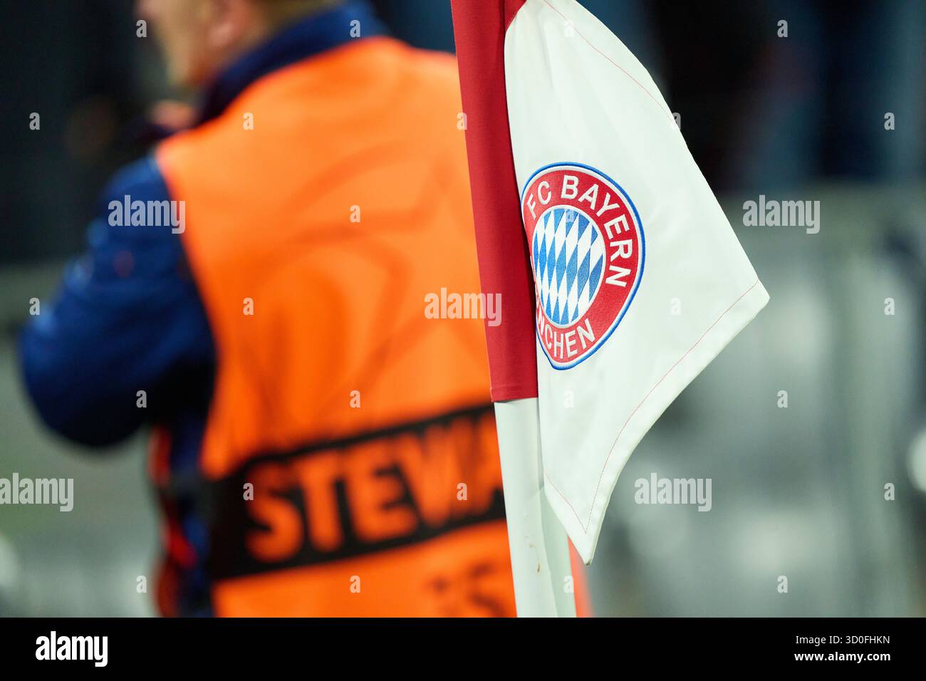 Monaco, Germania. 22 ottobre 2025. Eckball Ecke, Eckfahne, bandiera d'angolo, in League Phase Matchday 3 Matchday partita FC BAYERN MUENCHEN - CLUB BRueGGE 4-0 di football UEFA Champions League 2025/26 in Allianz Arena Monaco, 22 ottobre 2025, FCB, Monaco, Brugge fotografo: ddp Images/STAR-Images credito: ddp media GmbH/Alamy Live News Foto Stock