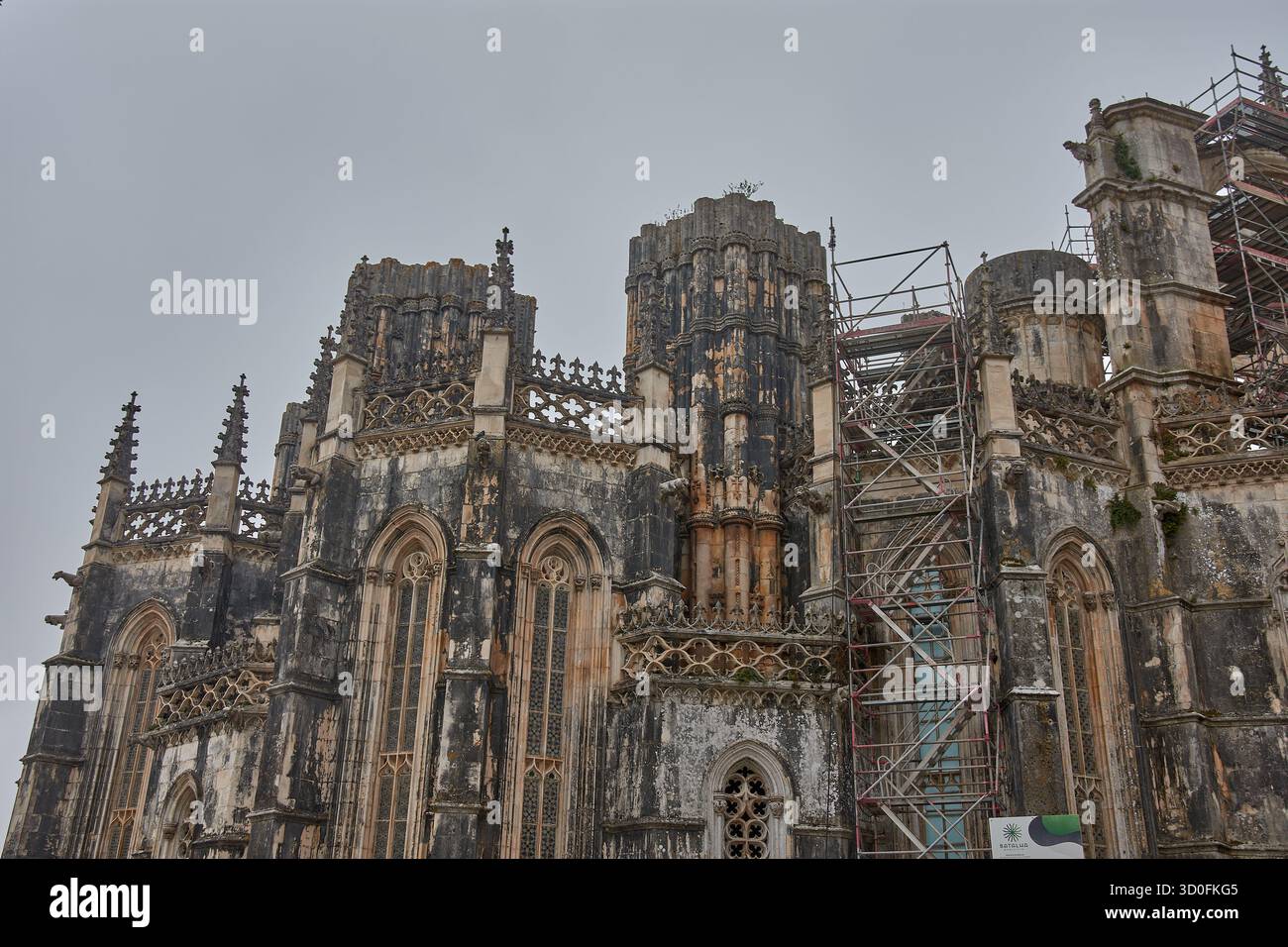 Il monastero di Batalha, con i suoi complessi ornamenti gotici ed elementi manuelini, con archi a punta, trafori e pinnacoli che ne definiscono la silhouette Foto Stock