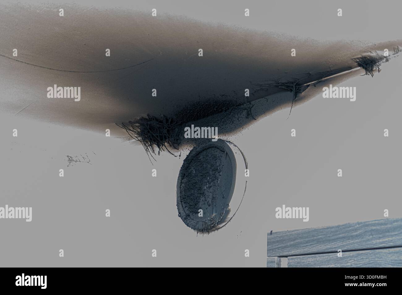 Lampada LED bruciata. Una lampada a paralume sulla parete dopo un incendio. Combustione spontanea e incendio in un edificio residenziale. Al chiuso Foto Stock