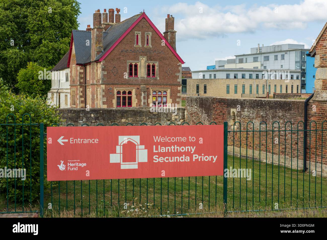 Cartello d'ingresso a Llanthony, Secunda Priory, Gloucester, Inghilterra Foto Stock