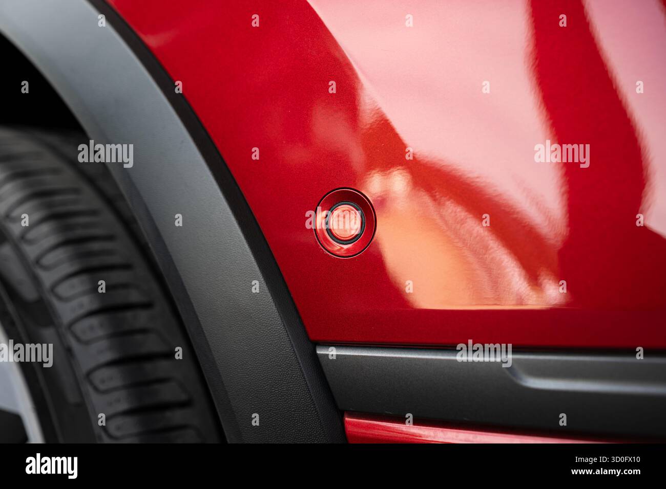 Nuovo parafango per auto o nuovo paraurti montato, sensore di parcheggio rotondo. Primo piano, dettaglio, niente persone Foto Stock