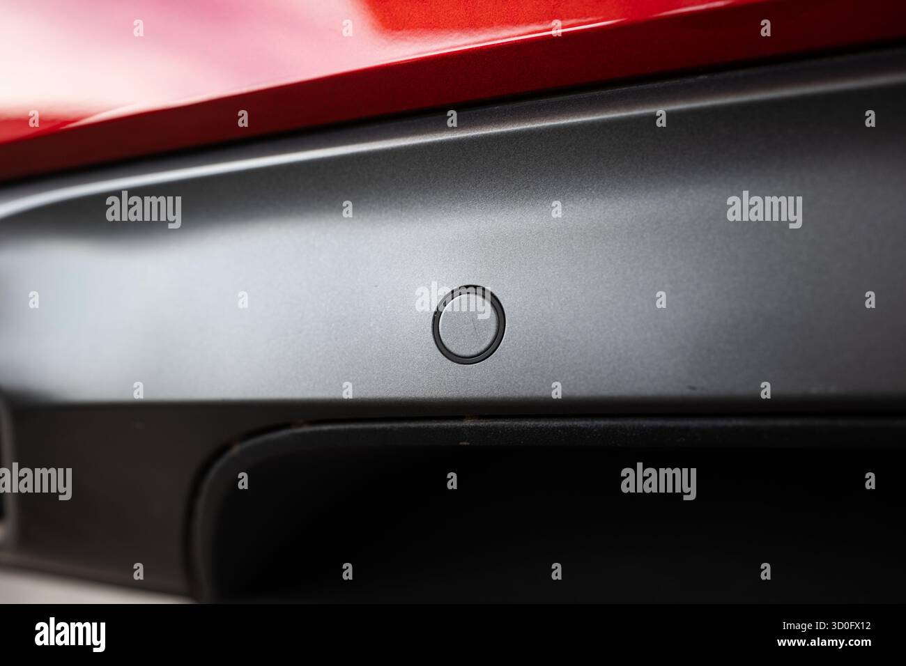 Nuovo parafango per auto o nuovo paraurti montato, sensore di parcheggio rotondo. Primo piano, dettaglio, niente persone Foto Stock