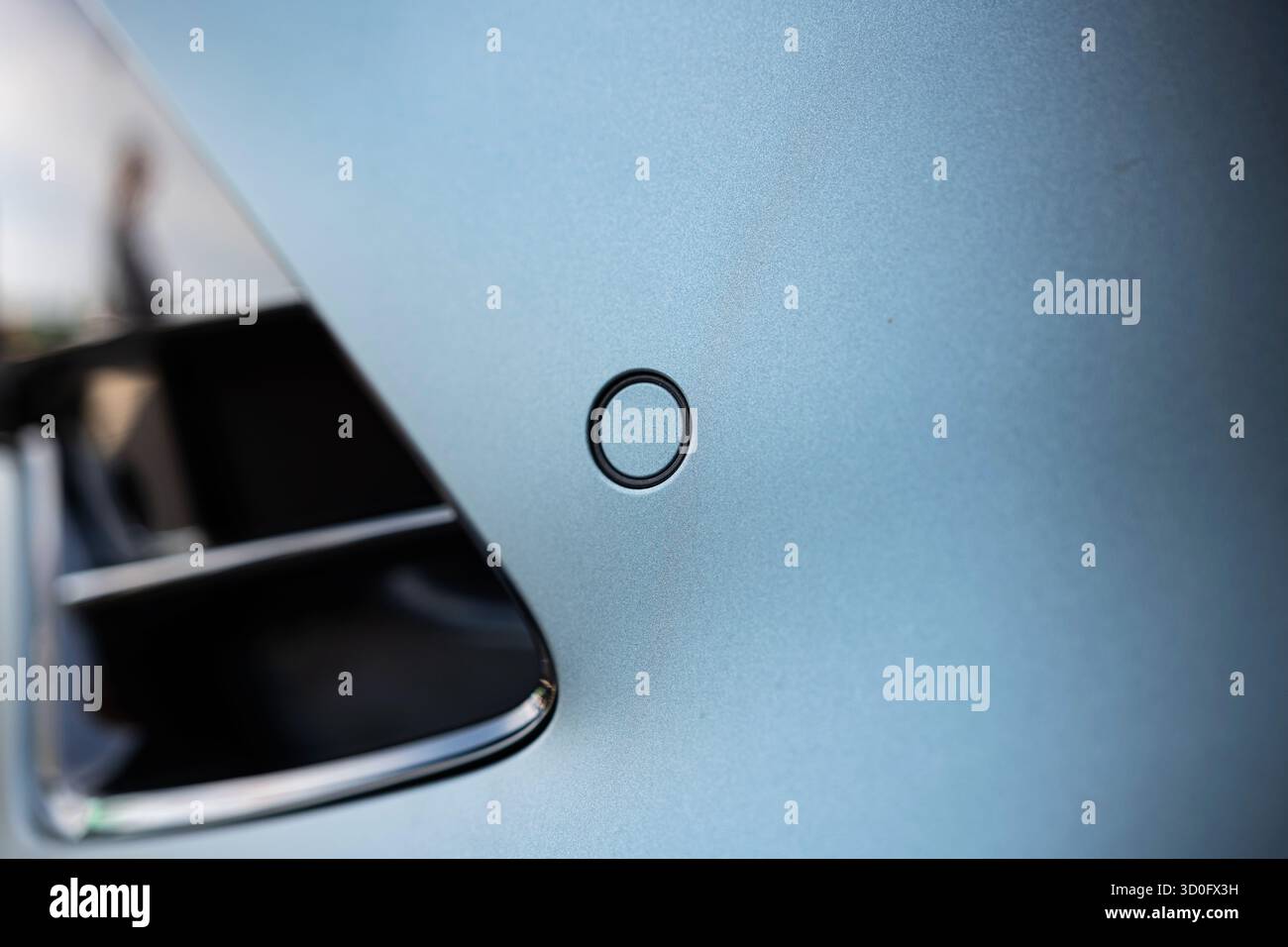 Nuovo parafango per auto o nuovo paraurti montato, sensore di parcheggio rotondo. Primo piano, dettaglio, niente persone Foto Stock