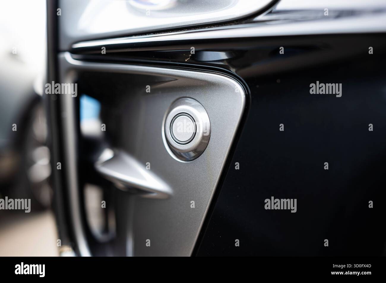 Nuovo parafango per auto o nuovo paraurti montato, sensore di parcheggio rotondo. Primo piano, dettaglio, niente persone Foto Stock