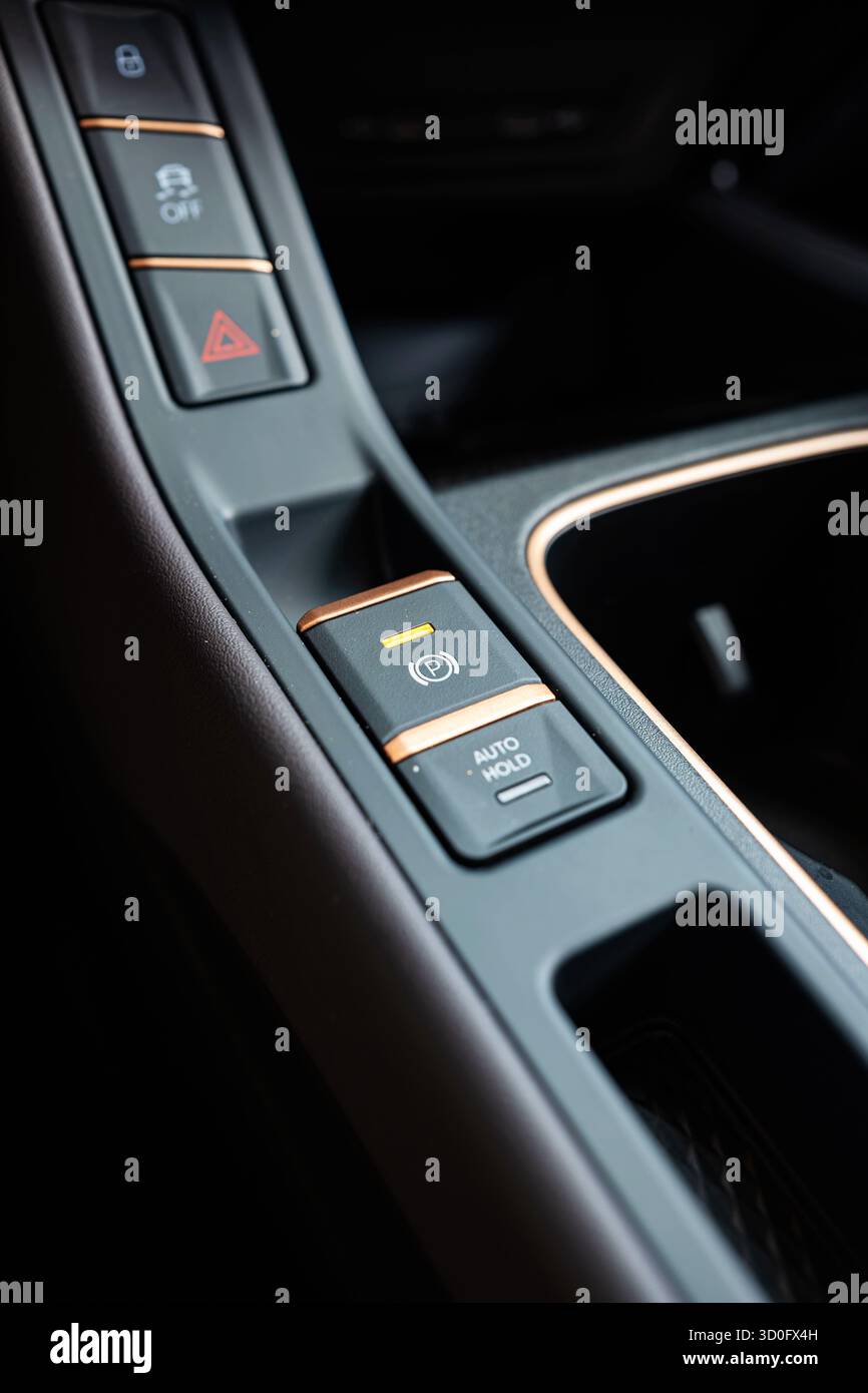 Nuovo pulsante del freno a mano push-pull elettrico sul cruscotto. Primo piano, nessuna gente Foto Stock