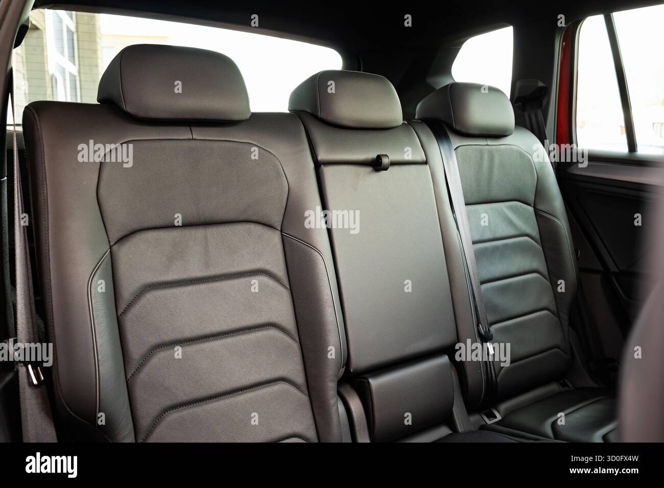 Nuovi sedili posteriori in pelle vuoti per auto. Primo piano, vista grandangolare, niente persone Foto Stock