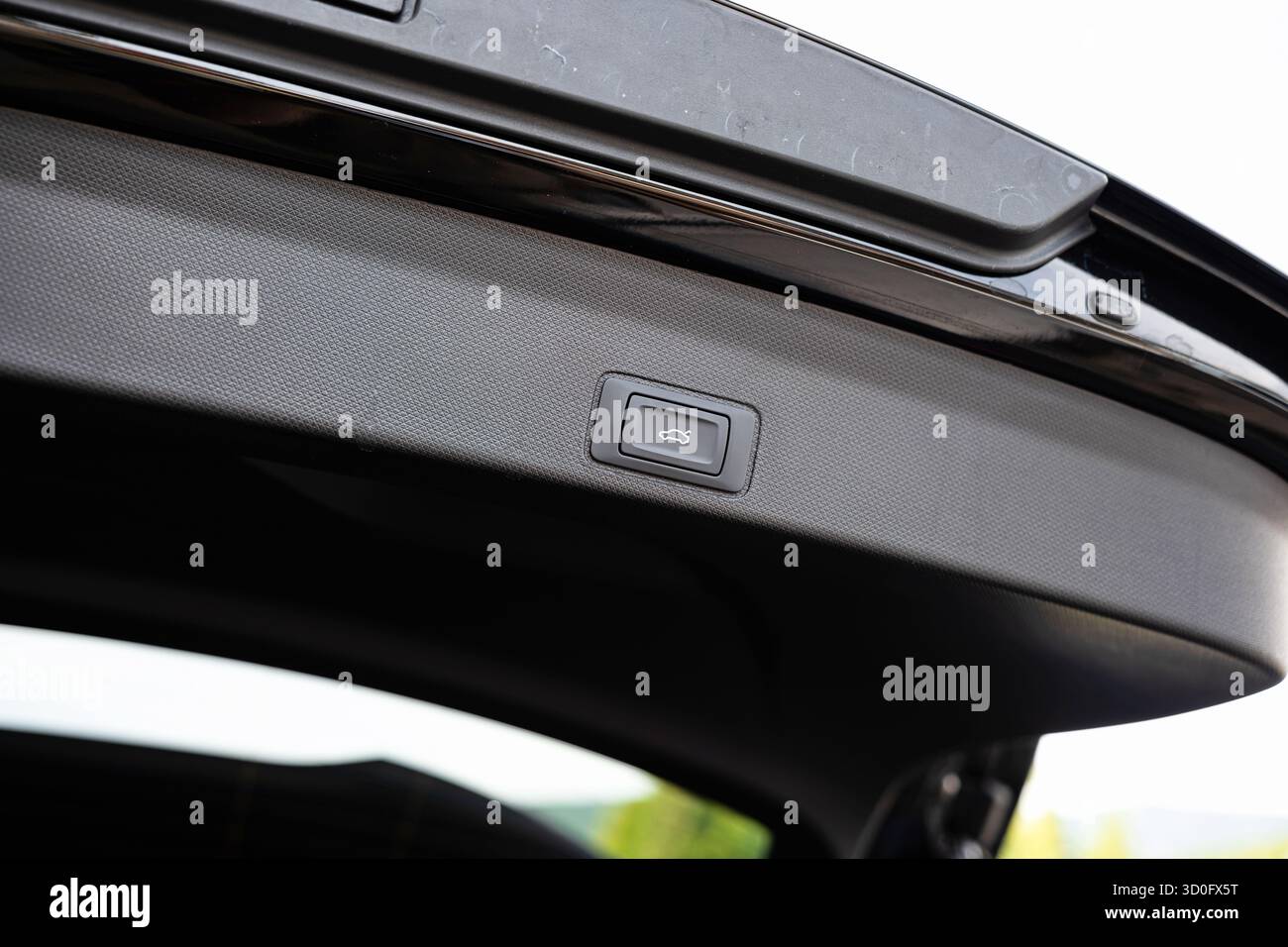Pulsante di chiusura elettrica o elettrica del portellone o dello sportello del bagagliaio della nuova vettura. Primo piano, vista grandangolare, niente persone Foto Stock