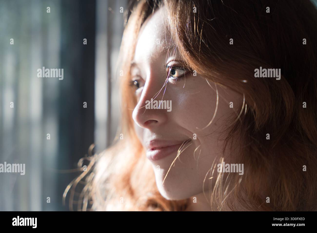 Un tranquillo momento di riflessione dalla luce della finestra Foto Stock