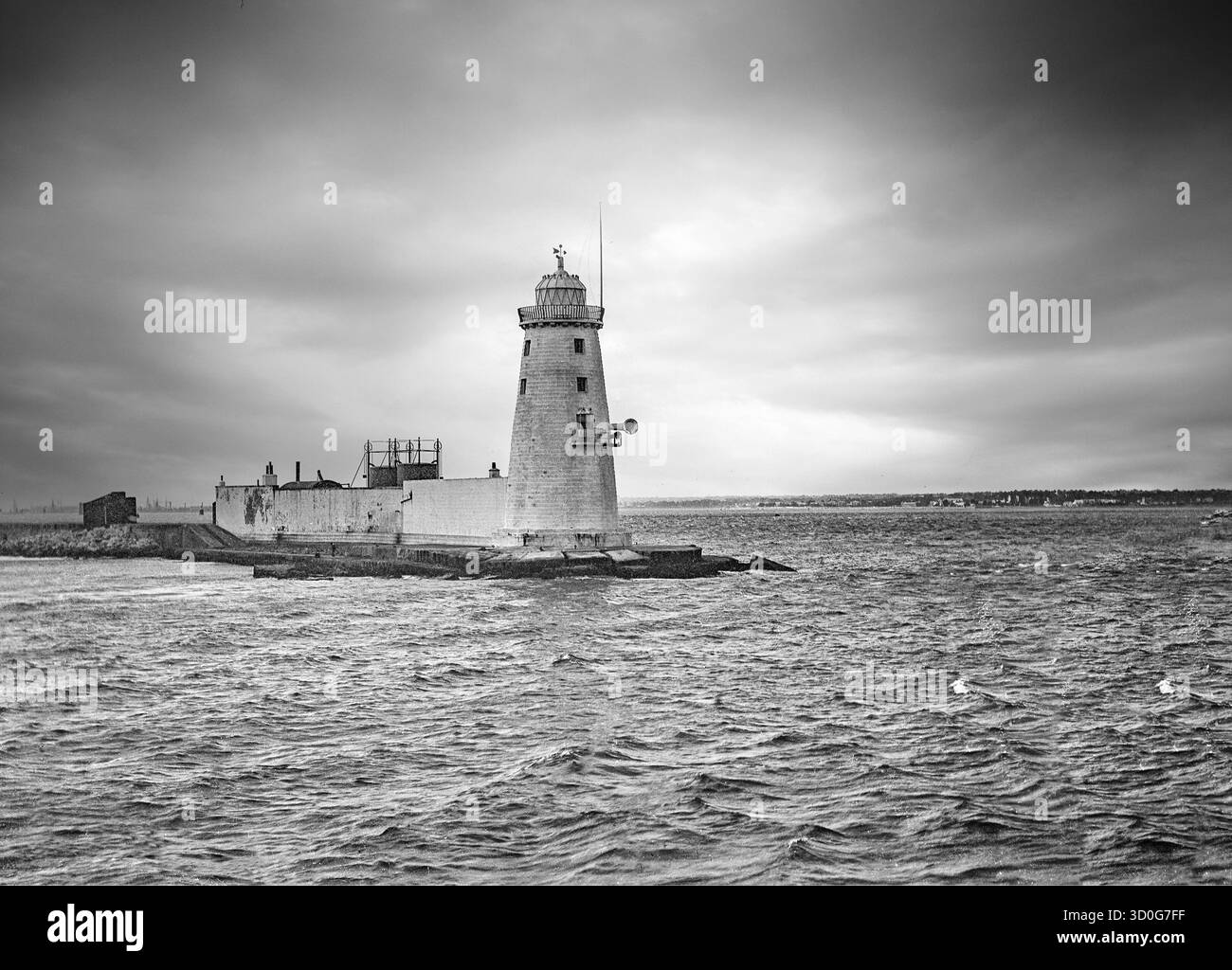 Una fotografia dei primi anni del XX secolo del faro di Poolbeg situato sulla Great South Wall (South Bull Wall), ancora un aiuto attivo alla navigazione alla foce del fiume Liffey, vicino a Poolbeg a Dublino, Irlanda. Fondata nel 1767, inizialmente funzionava a candela, è stata trasformata in olio nel 1786 e riprogettata e ricostruita nella sua forma attuale nel 1820. Foto Stock