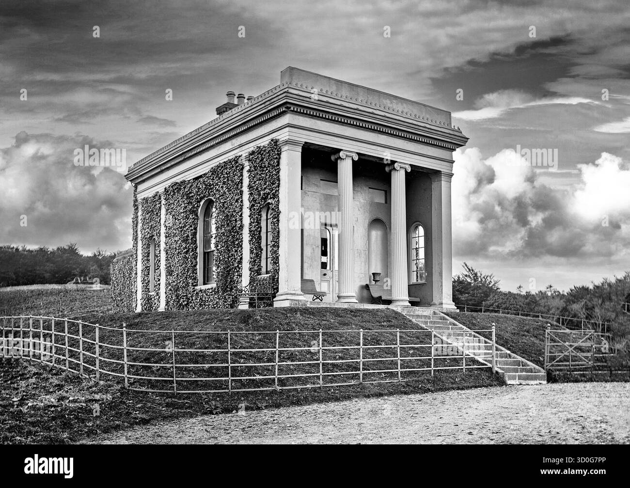 La follia dei templi dei primi anni del XIX secolo, si trova nella periferia del castello di Hope, sul bordo orientale della città di Castleblayney, nella contea di Monagaghan, in Irlanda. Ora una semi rovina. Foto Stock