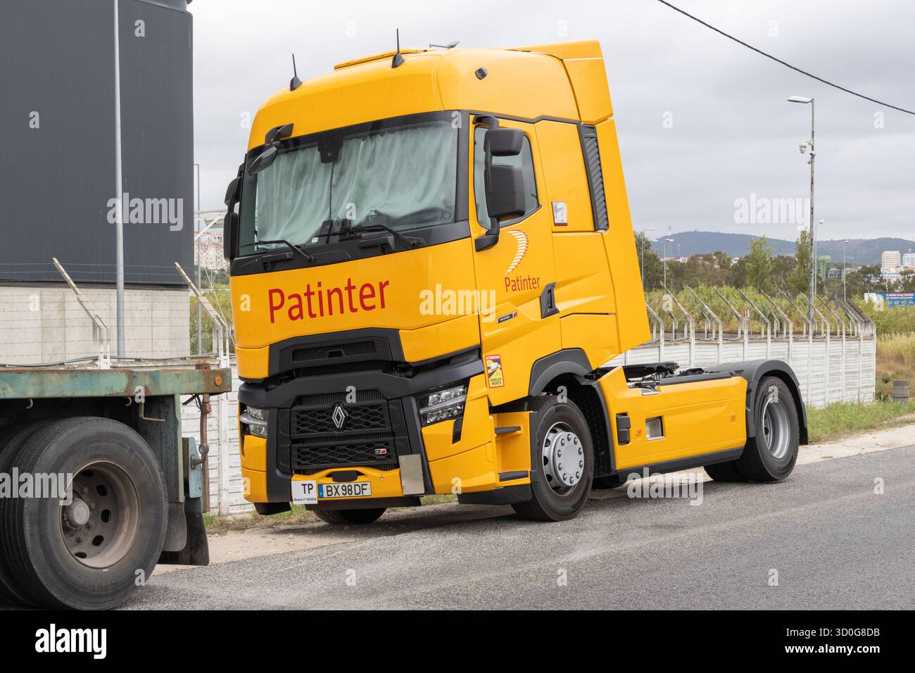 Pantalone giallo unità motrice renault parcheggiata accanto a un rimorchio, pronta per la logistica Foto Stock