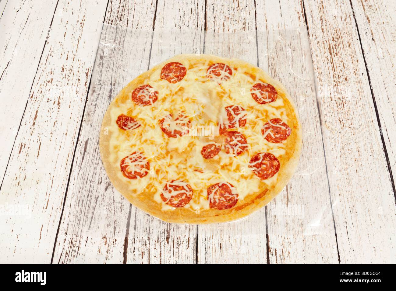 Chorizo ​​pizza con chorizo spagnolo piccante, peperoni arrostiti, cipolla rossa e olio all'aglio Foto Stock