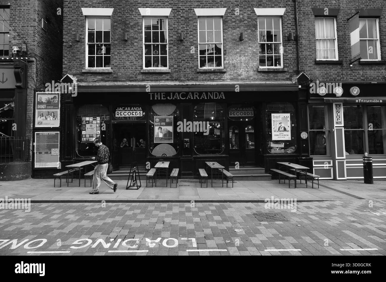 Foto in bianco e nero della Jacaranda in Slater Street, il bar iconico di Liverpool, il negozio di dischi e il locale di musica dal vivo immersi nella cultura musicale della città Foto Stock