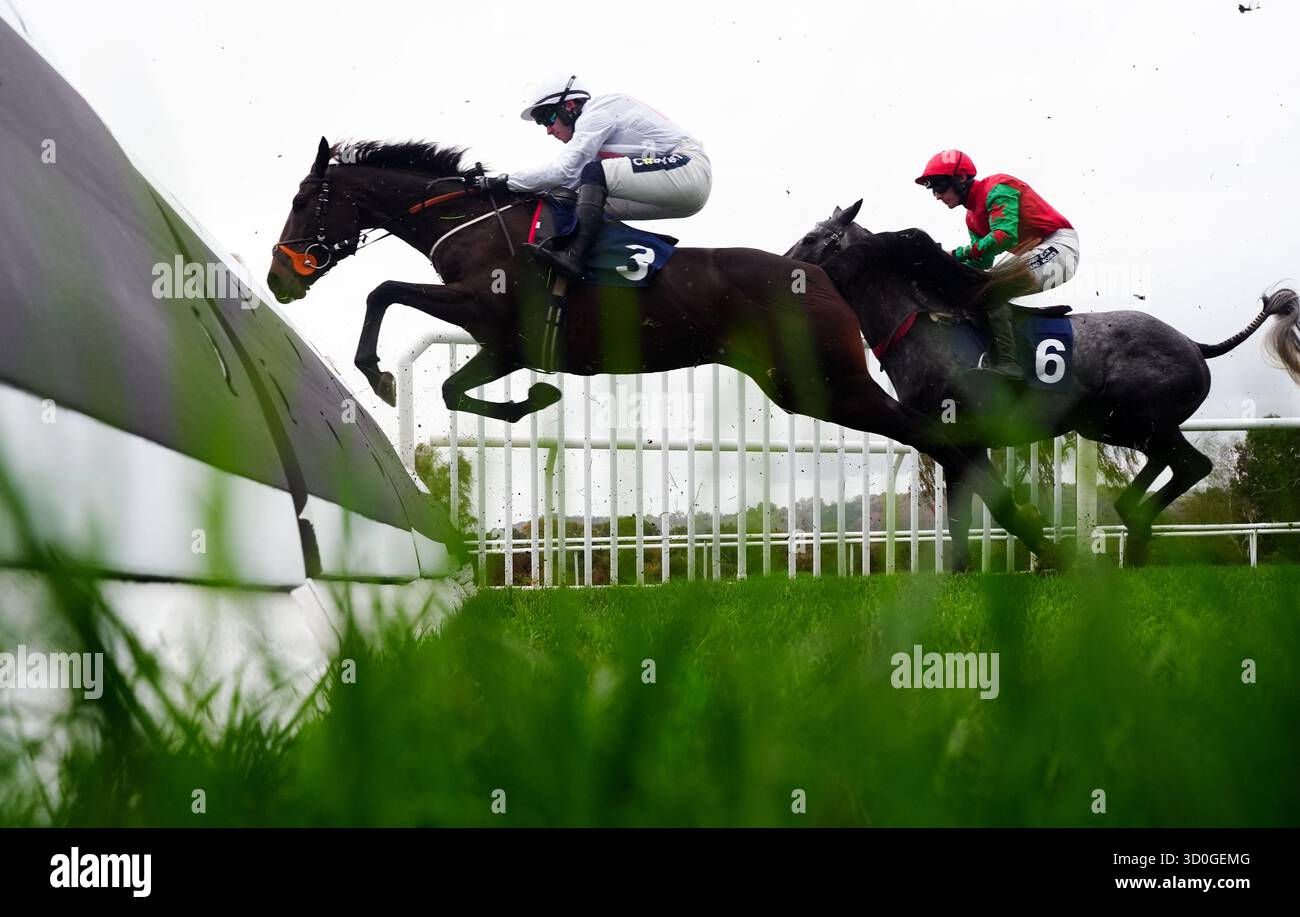 Snatch A Glance guidato da Jonathan Burke durante il Ludlow Racecourse Racing Club Novices' hurdle presso Ludlow Racecourse, Bromfield. Data foto: Giovedì 23 ottobre 2025. Foto Stock