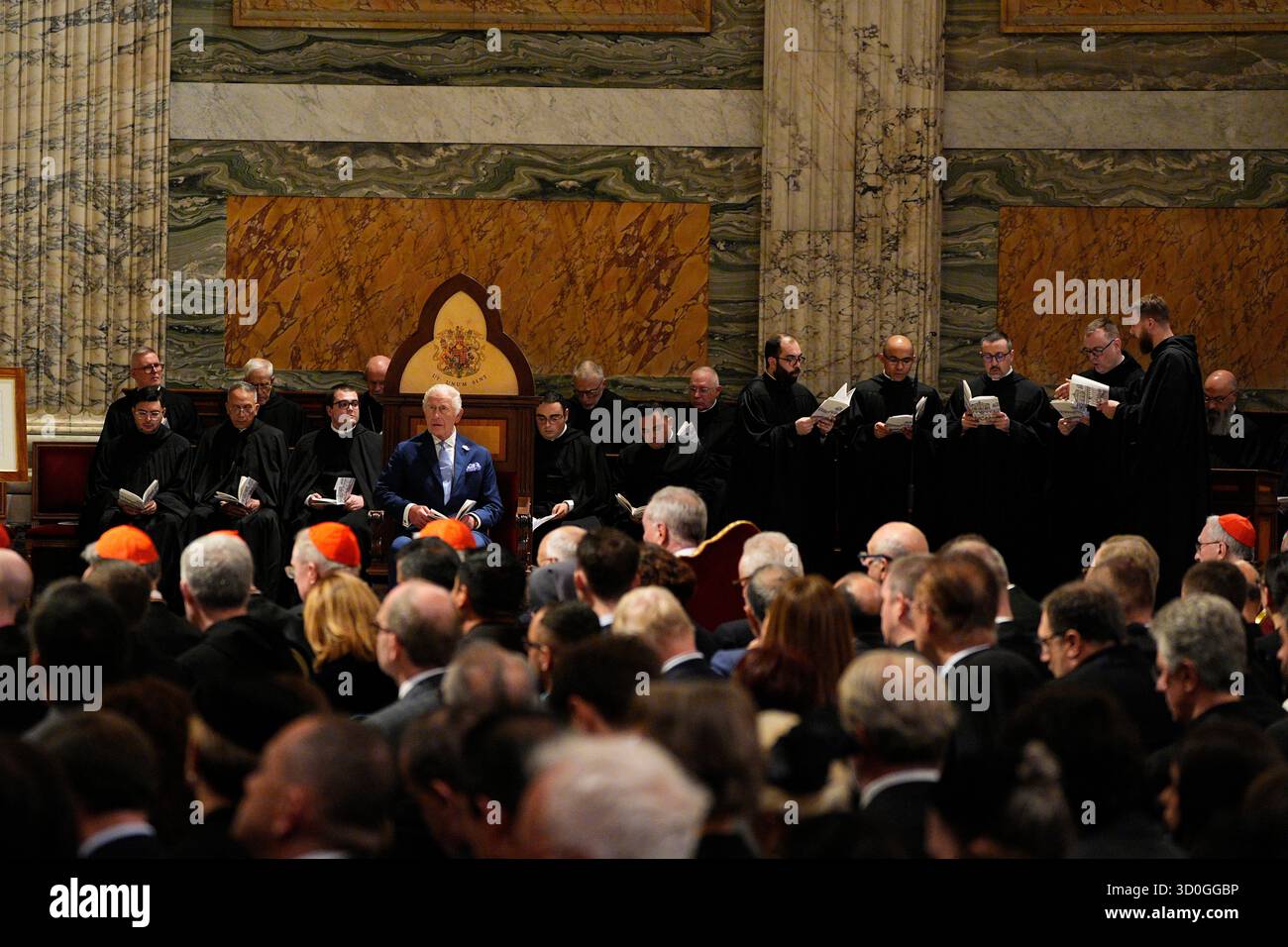 Re Carlo III siede in una sede appositamente creata, esponendo il suo stemma dato come dono dato in onore di diventare Confratore reale dell'Abbazia, durante la sua visita alla Basilica Papale e all'Abbazia di San Paolo fuori le Mura a Roma, Italia, durante la visita di stato alla Santa sede. La "Confraternita", offerta dall'Arciprete della Basilica, dal Cardinale James Harvey e dall'Abate Ogliari, e approvata dal Papa, è un riconoscimento della comunione spirituale. Data foto: Giovedì 23 ottobre 2025. Foto Stock