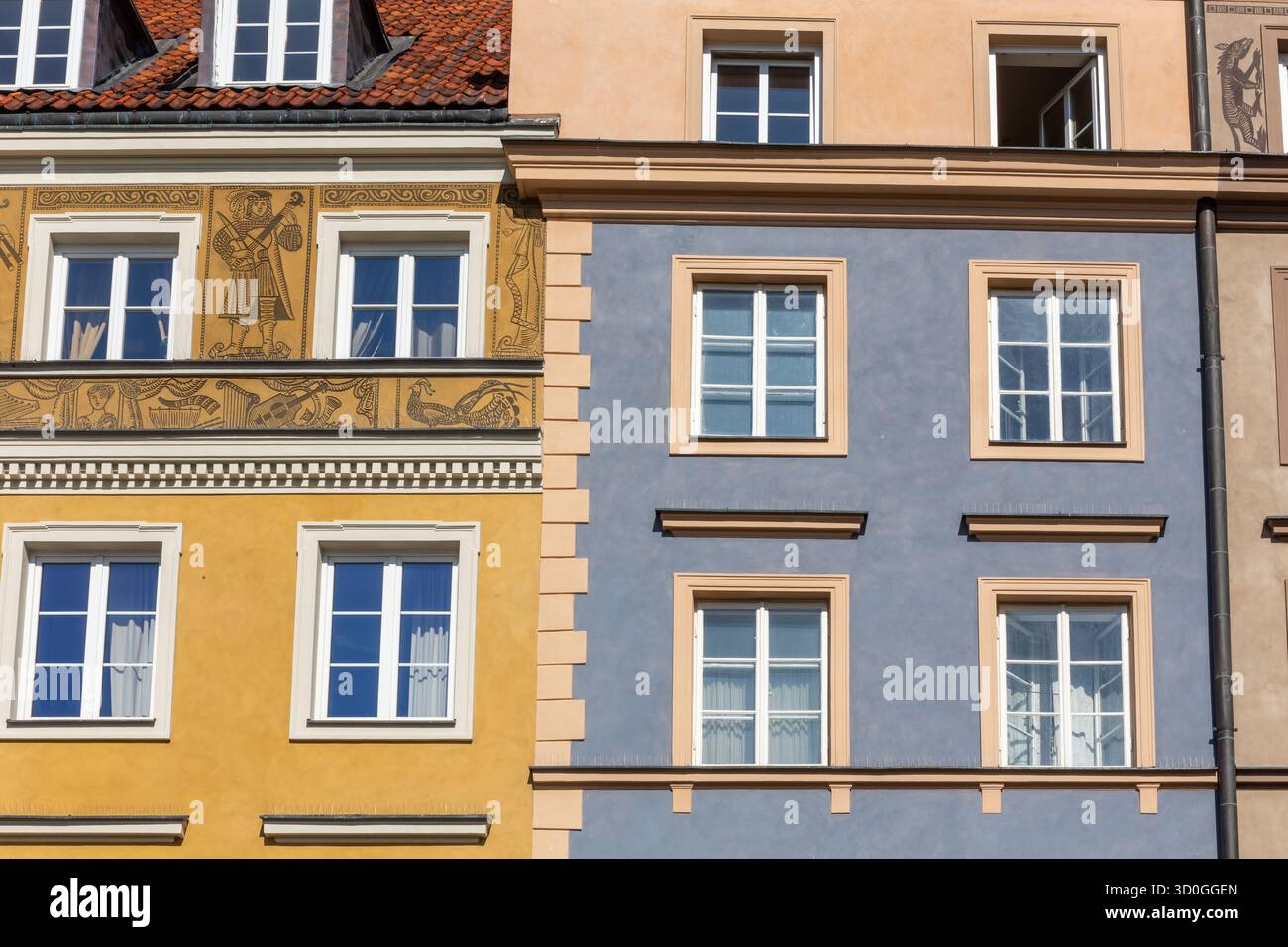 Varsavia, Polonia, 15.08.20. Colorate facciate decorative delle vecchie case cittadine nella Piazza del mercato della città Vecchia a Varsavia (Rynek Starego Miasta), Polonia. Foto Stock