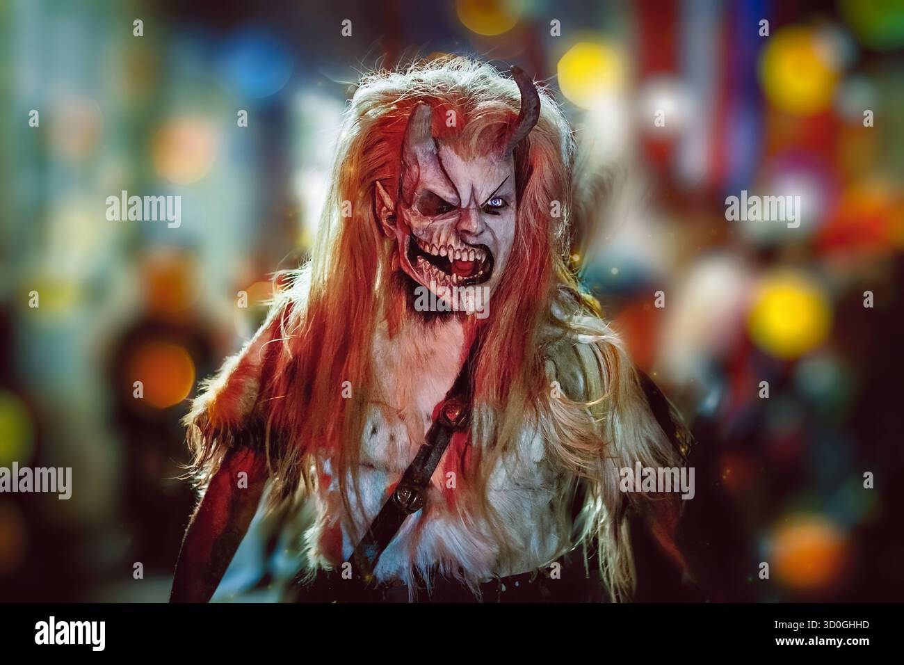 Maschera malvagia satana in legno con corna. Christmas Devils Krampus. Faccia malvagia. Primo piano sul volto malvagio e spaventoso. Foto horror e Halloween Foto Stock