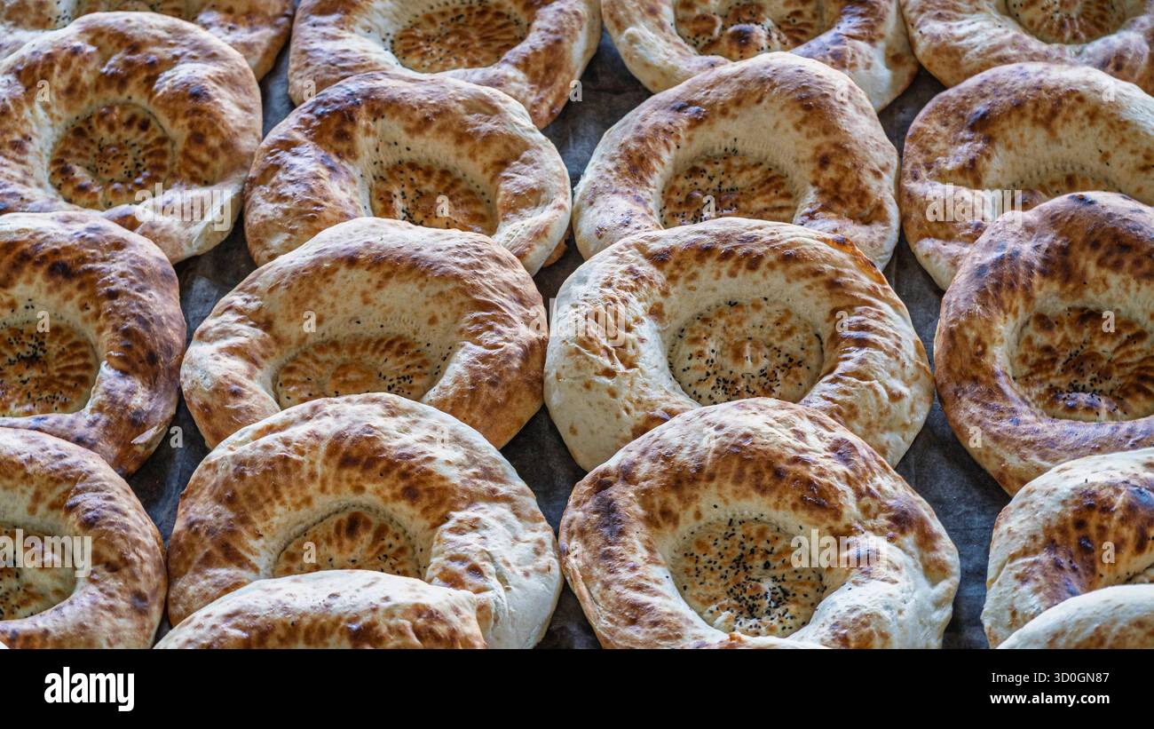 Vista ravvicinata del delizioso pane tradizionale dell'asia centrale conosciuto come non aka naan o lepeshka su una bancarella del mercato, Istaravshan, Tagikistan Foto Stock
