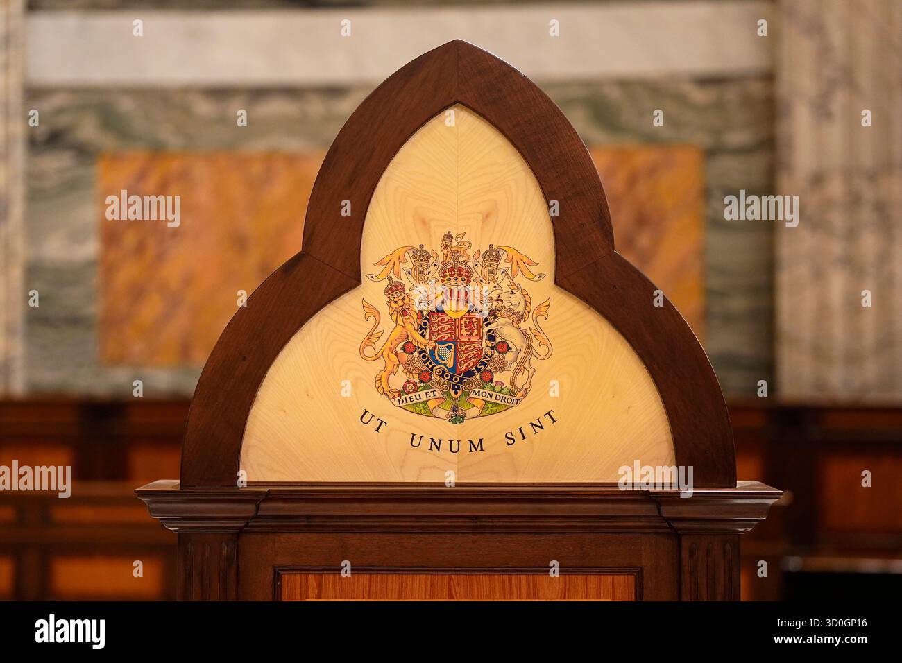 Particolare di una sede appositamente creata, che mostra lo stemma di re Carlo III, dato in dono in onore di lui che diventa Confratore reale dell'Abbazia, che rimarrà presso la Basilica Papale e l'Abbazia di San Paolo fuori le Mura a Roma, Italia. La "Confraternita", offerta dall'Arciprete della Basilica, dal Cardinale James Harvey e dall'Abate Ogliari, e approvata dal Papa, è un riconoscimento della comunione spirituale. Data foto: Giovedì 23 ottobre 2025. Foto Stock