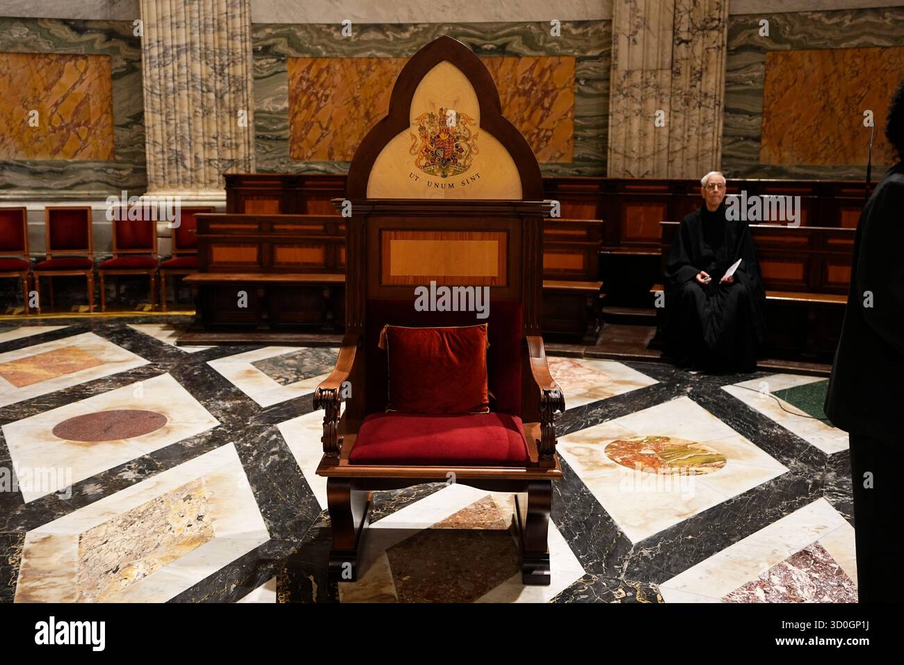 Una sede appositamente creata, che mostra lo stemma di re Carlo III, dato in dono in onore di lui che diventa Confratore reale dell'Abbazia, che rimarrà presso la Basilica Papale e l'Abbazia di San Paolo fuori le Mura a Roma, Italia. La "Confraternita", offerta dall'Arciprete della Basilica, dal Cardinale James Harvey e dall'Abate Ogliari, e approvata dal Papa, è un riconoscimento della comunione spirituale. Data foto: Giovedì 23 ottobre 2025. Foto Stock