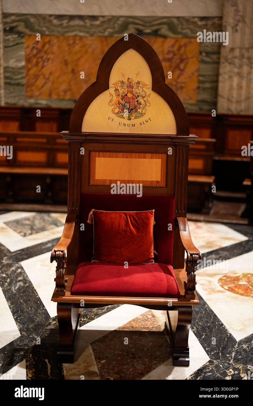 Una sede appositamente creata, che mostra lo stemma di re Carlo III, dato in dono in onore di lui che diventa Confratore reale dell'Abbazia, che rimarrà presso la Basilica Papale e l'Abbazia di San Paolo fuori le Mura a Roma, Italia. La "Confraternita", offerta dall'Arciprete della Basilica, dal Cardinale James Harvey e dall'Abate Ogliari, e approvata dal Papa, è un riconoscimento della comunione spirituale. Data foto: Giovedì 23 ottobre 2025. Foto Stock